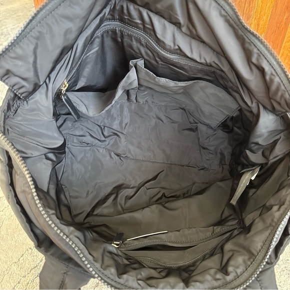 Marc Jacobs Bag Medium Quilted Tote Handbag Black With Gold Trim Zip Closure - Picture 7 of 10